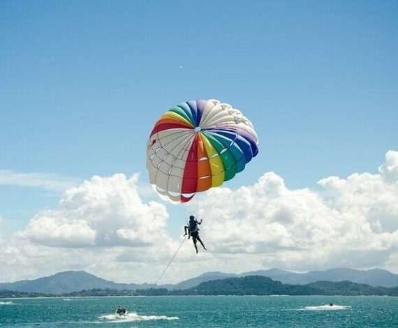 Dubai parasailing experience
