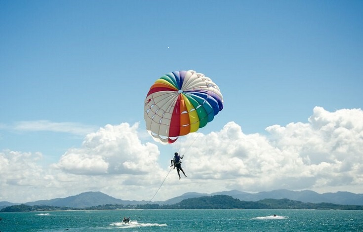 Dubai parasailing experience